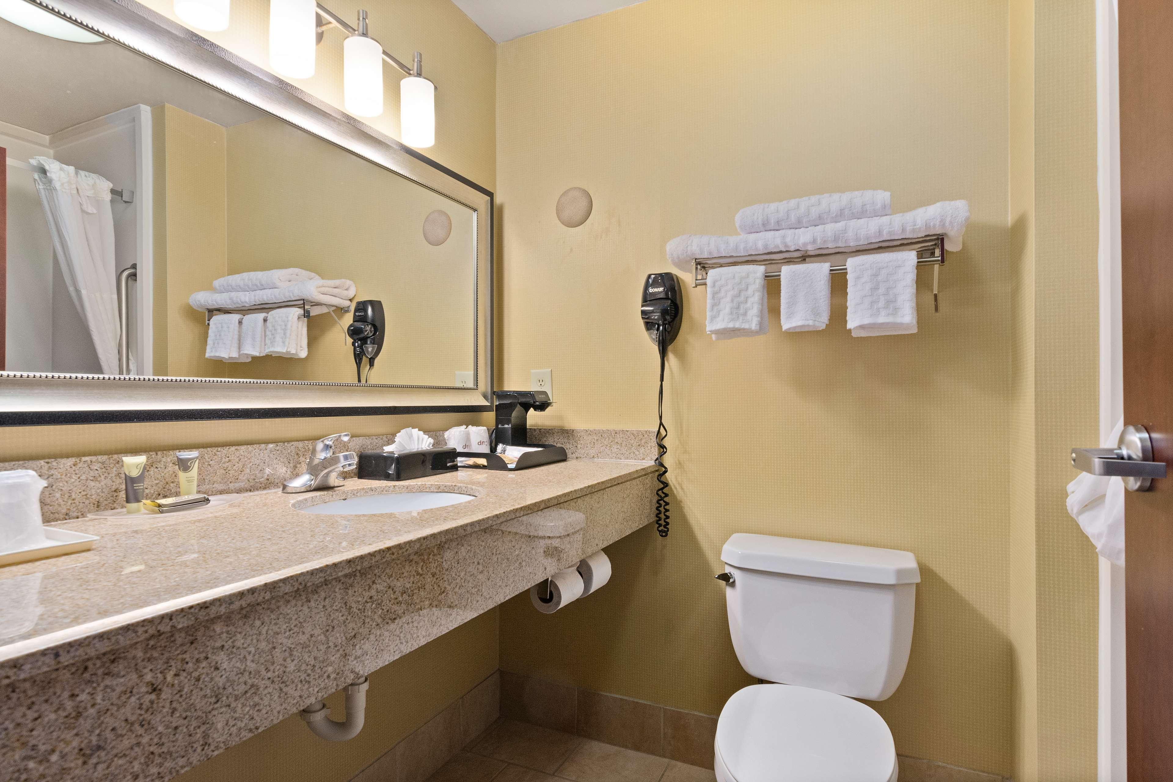 Surestay Plus Hotel By Best Western Portland Route 52 West ภายนอก รูปภาพ