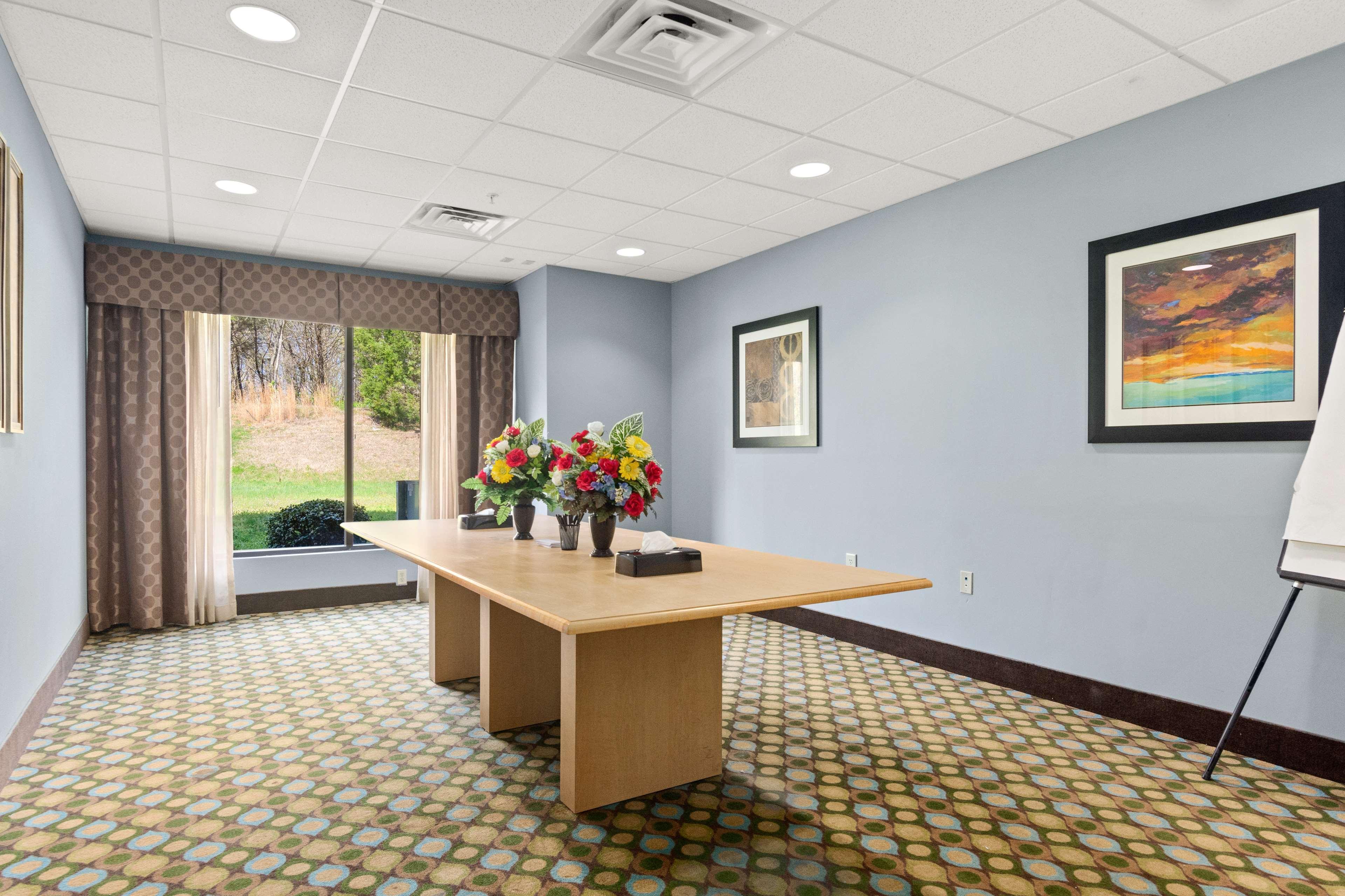 Surestay Plus Hotel By Best Western Portland Route 52 West ภายนอก รูปภาพ